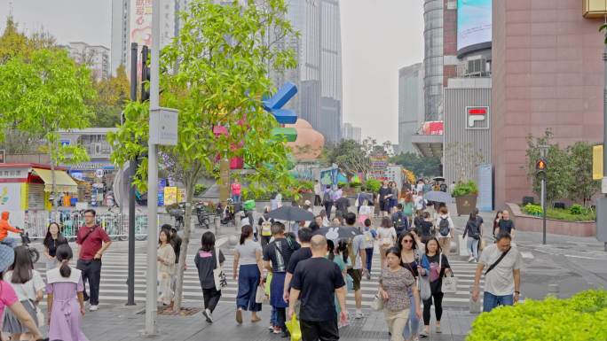 4K实拍广州天河路中环正佳广场逛街的市民