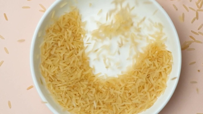 长粒煮熟的未煮的印度香米倒进盘子里。
