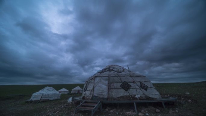 草原夜晚星空乌云下的蒙古包延时