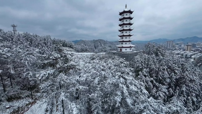 fpv穿越机航拍锦屏县冬天雾凇雪景白塔楼