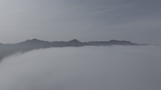 航拍平流雾之上的威海市里口山脉