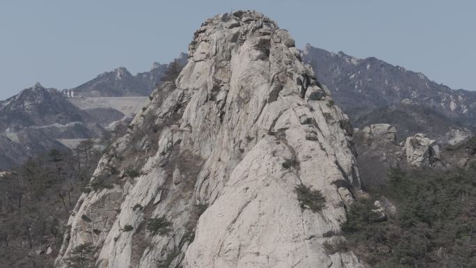 航拍山东文登昆嵛山龙门崮老龙脊春季登山者