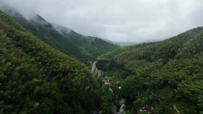 自然山峦山间 云雾环绕