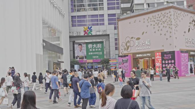 4K实拍，广州天河路正佳广场前密集的市民