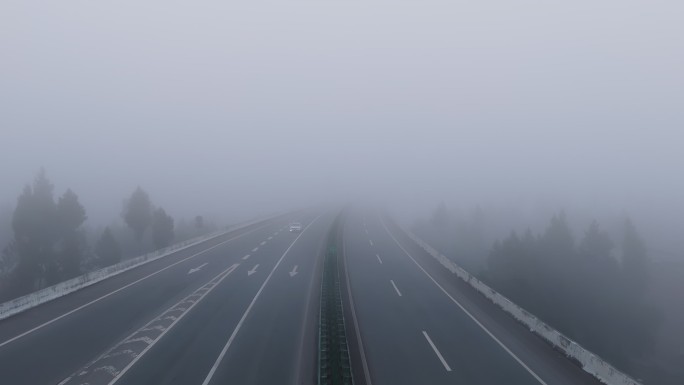 大雾天气高速路