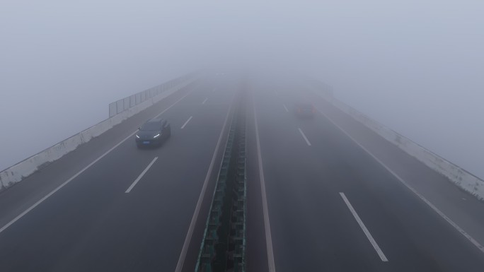 浓雾天气高速公路车辆行驶