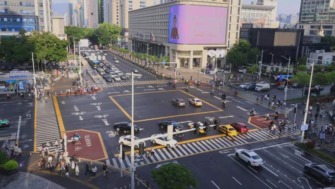 繁华街道路口斑马线人群过马路