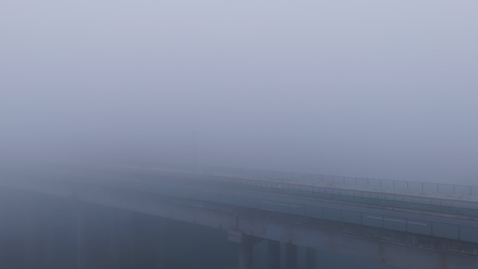 雾霾中的公路交通航拍