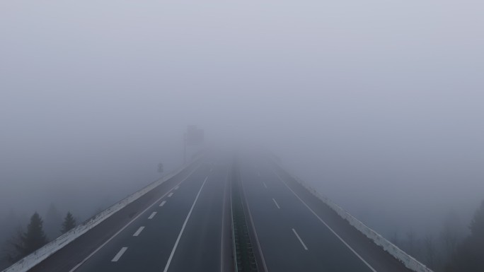 大雾天气高速公路封路空景