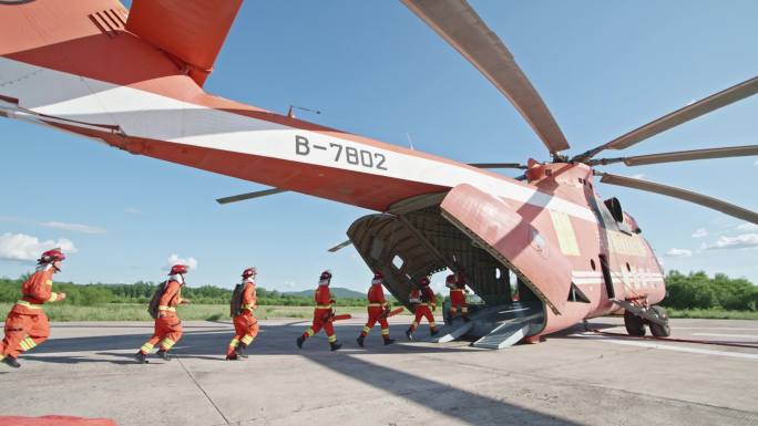森林防灭火演习演练消防员登上直升机慢动作