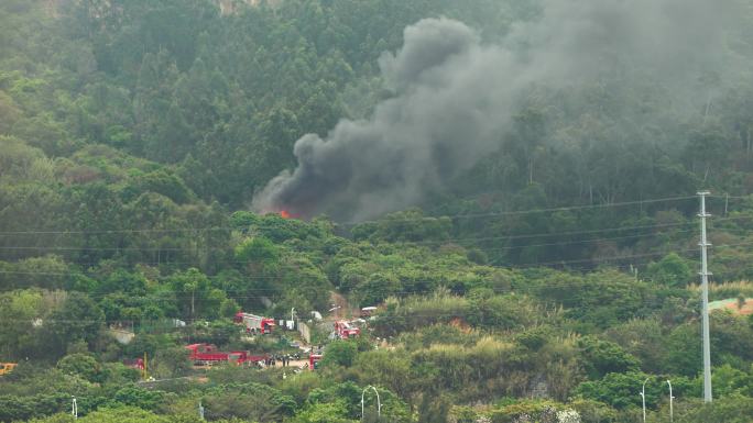 山火起火点消防车消防战士灭山火