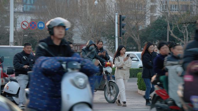 下班道路上的人流