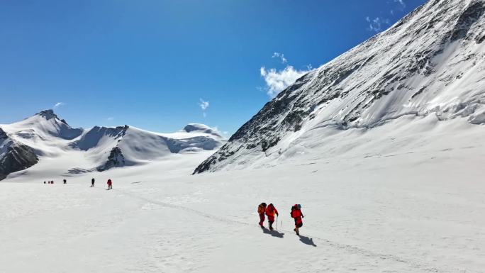 团队徒步励志攀登雪山奋斗登顶 前行背影