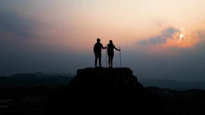 登山成功旅行徒步山顶远眺-探险家成功登顶