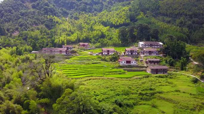 梯田，麦田，山川，河流，烟火人家