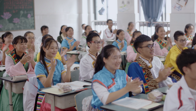 少数民族学校多民族学生上课学习