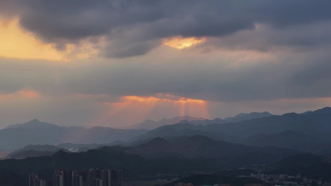 航拍广东香格里拉云髻山日落的韶关新丰县城