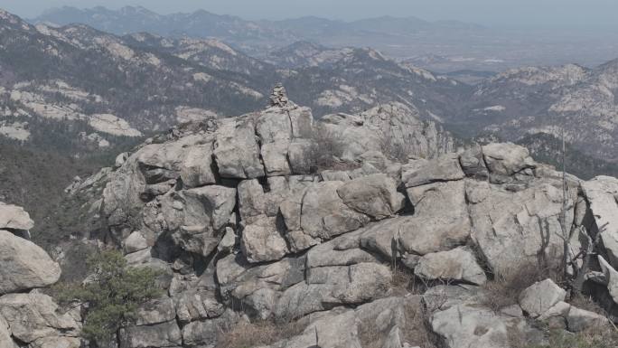 航拍山东文登昆嵛山龙门崮老龙脊春季登山者