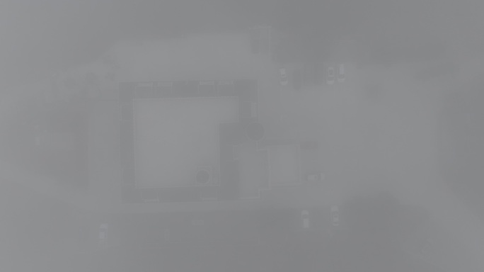 航拍俯瞰平流雾下的威海靖子村蓝堡酒店