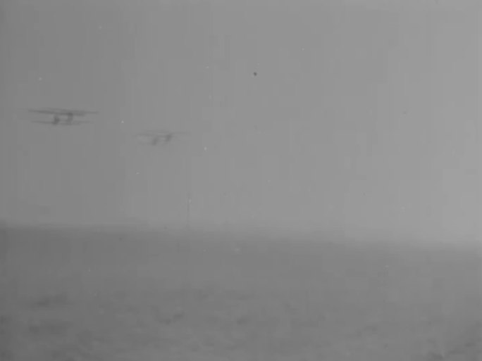 抗战时期空军 轰炸机安装炸弹  轰炸敌舰