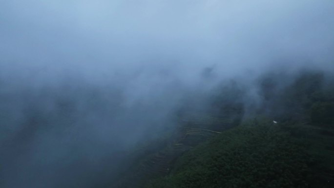 自然山峦山间 云雾环绕