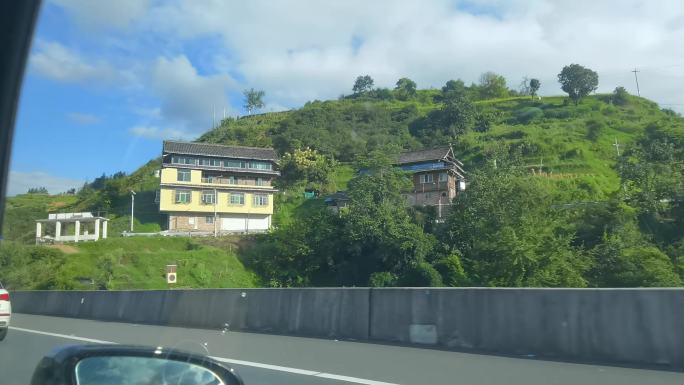 贵州高速路边民族风建筑