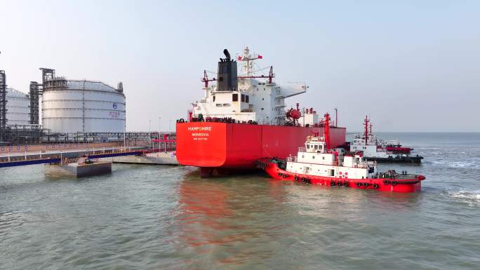 滨州港码头液化天然气运输轮船停泊靠岸