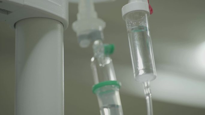 病房内各种输液管注射器氧气管