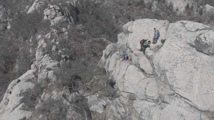 航拍山东文登昆嵛山龙门崮老龙脊春季登山者