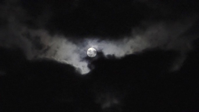 月亮夜空圆月云层飘动