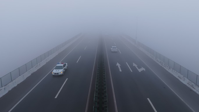 航拍大雾天气高速公路车流