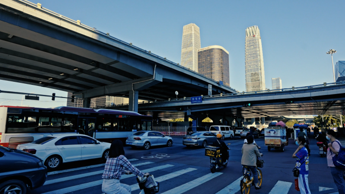 北京国贸CBD都市早高峰上班人流