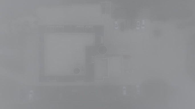 航拍俯瞰平流雾下的威海靖子村蓝堡酒店