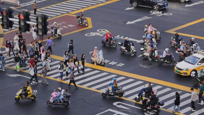 繁华街道路口斑马线人群过马路