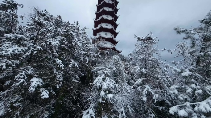 fpv穿越机航拍锦屏县冬天雾凇雪景白塔楼