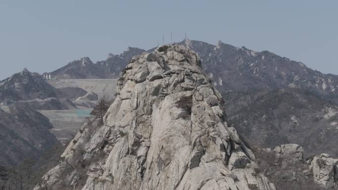 航拍山东文登昆嵛山龙门崮老龙脊春季登山者