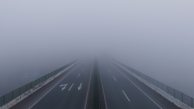 航拍浓雾天气高速公路空镜