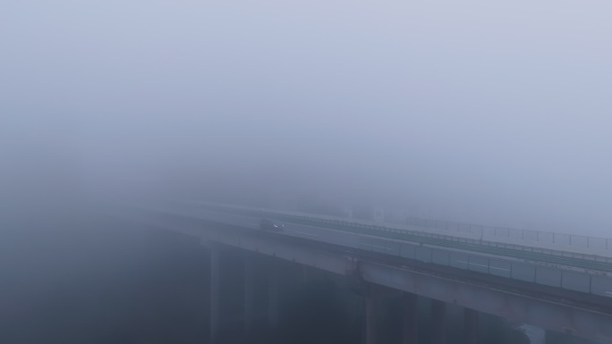 大雾天气高速路汽车行驶