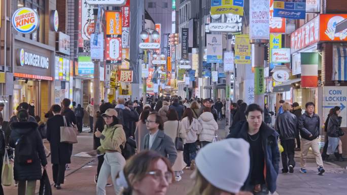 日本东京歌舞伎街道路口人流
