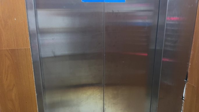 4K原创 电梯关门