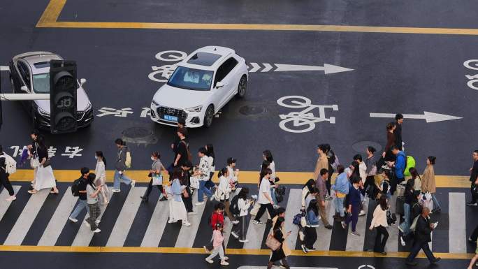 繁华街道路口斑马线人群过马路