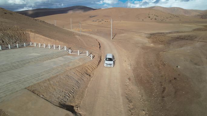 西藏高速行驶的越野车航拍
