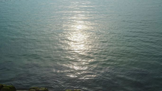 阳光倒影在水面湖面波光粼粼
