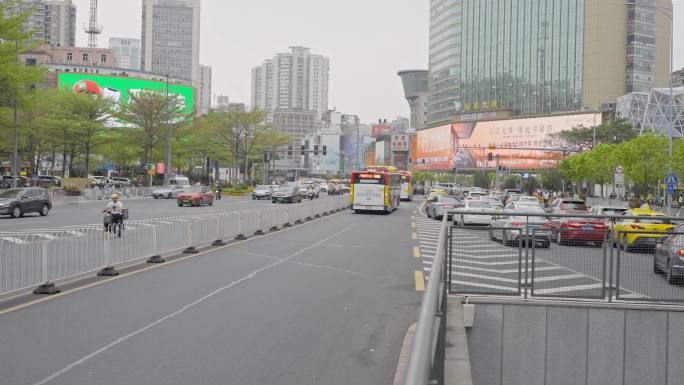 广州天河路石牌桥BRT公交站附近繁忙交通