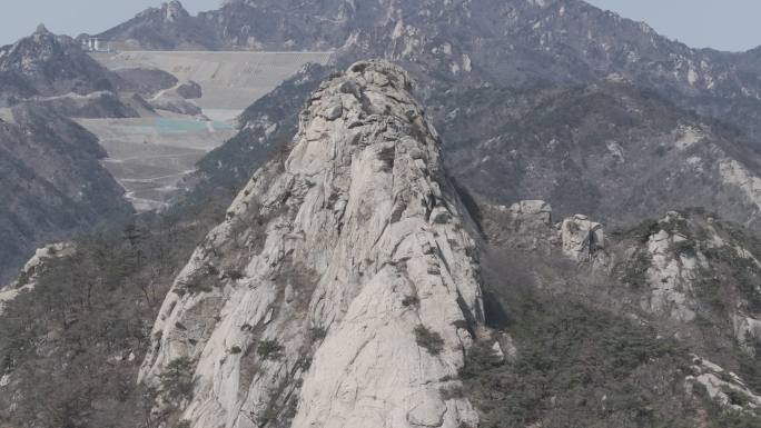 航拍山东文登昆嵛山龙门崮老龙脊春季登山者