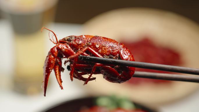 筷子夹起小龙虾夜宵美食特写