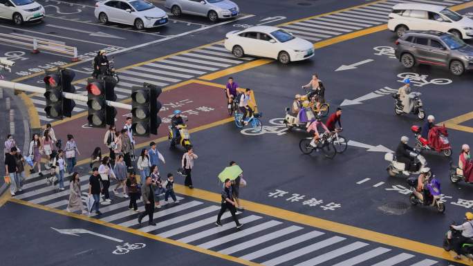 繁华街道路口斑马线人群过马路