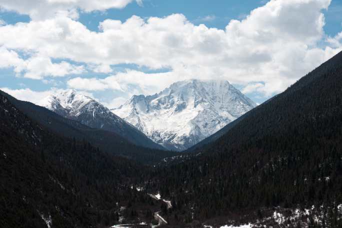 雅拉雪山 延时 蓝天 白云