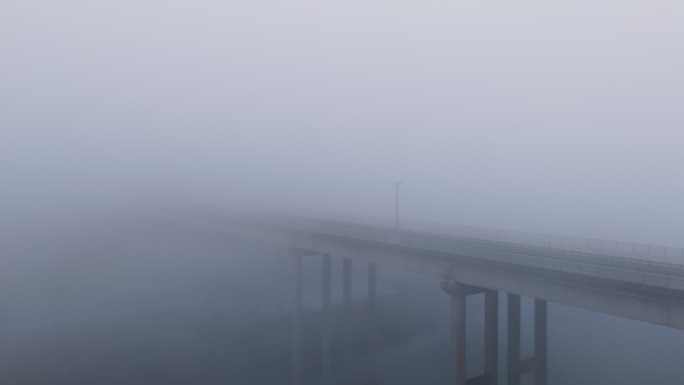 浓雾天气下的高速路