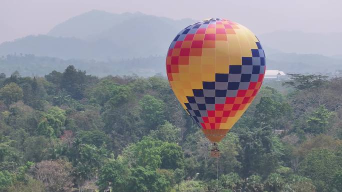 4K-Log-航拍热气球，云南热带风光
